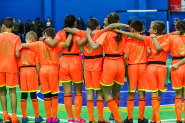 Odessa, Ukrayna - Decemb 25, 2018: genç çocuk oyun rugby şehir okul Derby kapalı odasında oynarken. Çocuk spor. Çocuk rugby 5 oyun. Çocuk zafer için mücadele. Sağlıklı yaşam tarzı