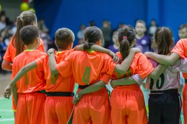 Odessa, Ukrayna - Decemb 25, 2018: genç çocuk oyun rugby şehir okul Derby kapalı odasında oynarken. Çocuk spor. Çocuk rugby 5 oyun. Çocuk zafer için mücadele. Sağlıklı yaşam tarzı