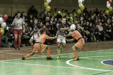 Odessa, Ukrayna - Decemb 25, 2018: genç çocuk oyun rugby şehir okul Derby kapalı odasında oynarken. Çocuk spor. Çocuk rugby 5 oyun. Çocuk zafer için mücadele. Sağlıklı yaşam tarzı