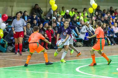Odessa, Ukrayna - Decemb 25, 2018: genç çocuk oyun rugby şehir okul Derby kapalı odasında oynarken. Çocuk spor. Çocuk rugby 5 oyun. Çocuk zafer için mücadele. Sağlıklı yaşam tarzı