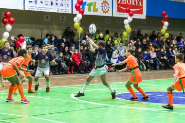 Odessa, Ukrayna - Decemb 25, 2018: genç çocuk oyun rugby şehir okul Derby kapalı odasında oynarken. Çocuk spor. Çocuk rugby 5 oyun. Çocuk zafer için mücadele. Sağlıklı yaşam tarzı