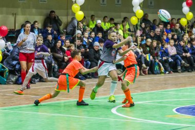 Odessa, Ukrayna - Decemb 25, 2018: genç çocuk oyun rugby şehir okul Derby kapalı odasında oynarken. Çocuk spor. Çocuk rugby 5 oyun. Çocuk zafer için mücadele. Sağlıklı yaşam tarzı