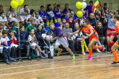Odessa, Ukrayna - Decemb 25, 2018: genç çocuk oyun rugby şehir okul Derby kapalı odasında oynarken. Çocuk spor. Çocuk rugby 5 oyun. Çocuk zafer için mücadele. Sağlıklı yaşam tarzı