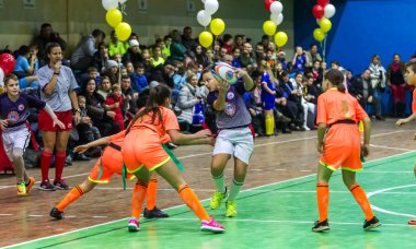 Odessa, Ukrayna - Decemb 25, 2018: genç çocuk oyun rugby şehir okul Derby kapalı odasında oynarken. Çocuk spor. Çocuk rugby 5 oyun. Çocuk zafer için mücadele. Sağlıklı yaşam tarzı