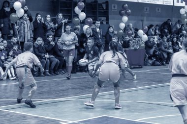 Odessa, Ukrayna - Decemb 25, 2018: genç çocuk oyun rugby şehir okul Derby kapalı odasında oynarken. Çocuk spor. Çocuk rugby 5 oyun. Çocuk zafer için mücadele. Sağlıklı yaşam tarzı