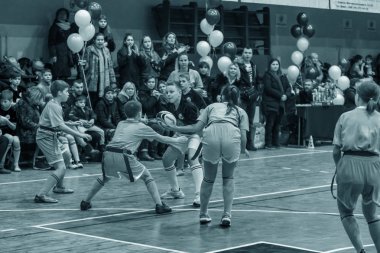 Odessa, Ukrayna - Decemb 25, 2018: genç çocuk oyun rugby şehir okul Derby kapalı odasında oynarken. Çocuk spor. Çocuk rugby 5 oyun. Çocuk zafer için mücadele. Sağlıklı yaşam tarzı