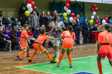 Odessa, Ukrayna - Decemb 25, 2018: genç çocuk oyun rugby şehir okul Derby kapalı odasında oynarken. Çocuk spor. Çocuk rugby 5 oyun. Çocuk zafer için mücadele. Sağlıklı yaşam tarzı