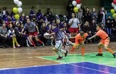 Odessa, Ukrayna - Decemb 25, 2018: genç çocuk oyun rugby şehir okul Derby kapalı odasında oynarken. Çocuk spor. Çocuk rugby 5 oyun. Çocuk zafer için mücadele. Sağlıklı yaşam tarzı