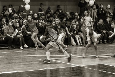 Odessa, Ukrayna - Decemb 25, 2018: genç çocuk oyun rugby şehir okul Derby kapalı odasında oynarken. Çocuk spor. Çocuk rugby 5 oyun. Çocuk zafer için mücadele. Sağlıklı yaşam tarzı