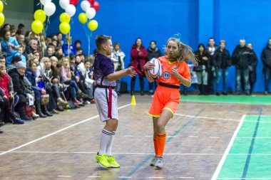 Odessa, Ukrayna - Decemb 25, 2018: genç çocuk oyun rugby şehir okul Derby kapalı odasında oynarken. Çocuk spor. Çocuk rugby 5 oyun. Çocuk zafer için mücadele. Sağlıklı yaşam tarzı