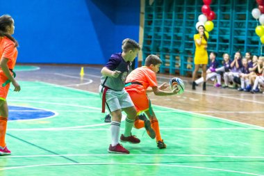 Odessa, Ukrayna - Decemb 25, 2018: genç çocuk oyun rugby şehir okul Derby kapalı odasında oynarken. Çocuk spor. Çocuk rugby 5 oyun. Çocuk zafer için mücadele. Sağlıklı yaşam tarzı