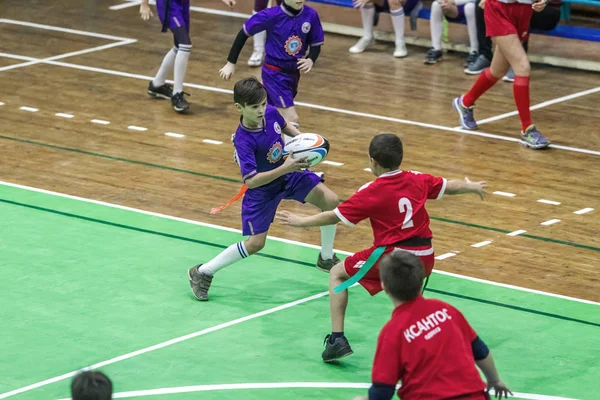 Odessa, Ukrayna - Decemb 25, 2018: genç çocuk oyun rugby şehir okul Derby kapalı odasında oynarken. Çocuk spor. Çocuk rugby 5 oyun. Çocuk zafer için mücadele. Sağlıklı yaşam tarzı