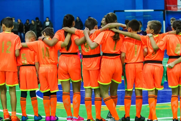 Odessa, Ukrayna - Decemb 25, 2018: genç çocuk oyun rugby şehir okul Derby kapalı odasında oynarken. Çocuk spor. Çocuk rugby 5 oyun. Çocuk zafer için mücadele. Sağlıklı yaşam tarzı