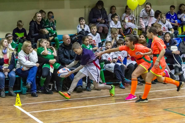 オデッサ ウクライナ Decemb 2018 幼児密室で都市学校のダービーで再生しながらラグビーのプレーします 子供のスポーツ 子供たちは ラグビー を再生します 子供たちの勝利のために戦います — ストック写真