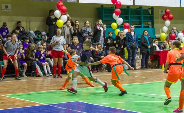 Odessa, Ukrayna - Decemb 25, 2018: genç çocuk oyun rugby şehir okul Derby kapalı odasında oynarken. Çocuk spor. Çocuk rugby 5 oyun. Çocuk zafer için mücadele. Sağlıklı yaşam tarzı
