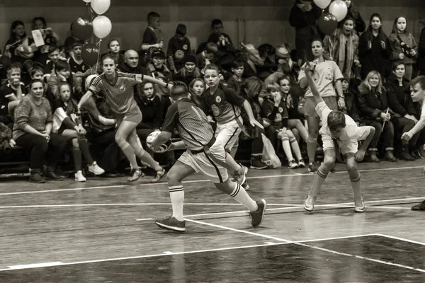 Odessa, Ukrayna - Decemb 25, 2018: genç çocuk oyun rugby şehir okul Derby kapalı odasında oynarken. Çocuk spor. Çocuk rugby 5 oyun. Çocuk zafer için mücadele. Sağlıklı yaşam tarzı