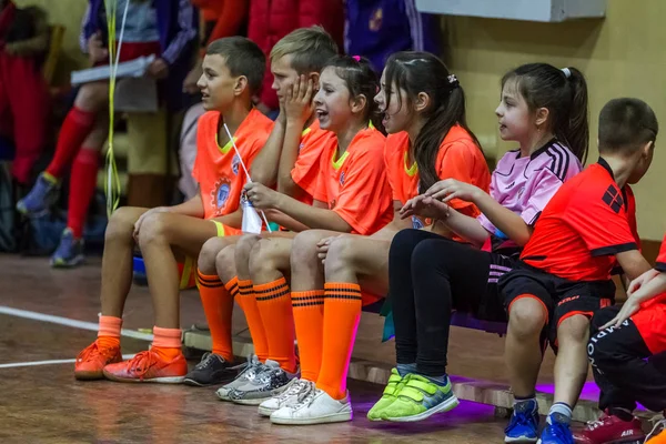 Odessa, Ukrayna - Decemb 25, 2018: genç çocuk oyun rugby şehir okul Derby kapalı odasında oynarken. Çocuk spor. Çocuk rugby 5 oyun. Çocuk zafer için mücadele. Sağlıklı yaşam tarzı