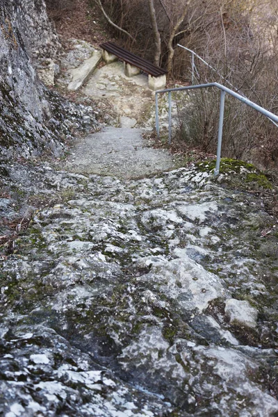 Μια Παλιά Ανοιχτή Εξωτερική Πέτρινη Σκάλα Πέτρα Τσιμεντένια Σκαλοπάτια Της — Φωτογραφία Αρχείου