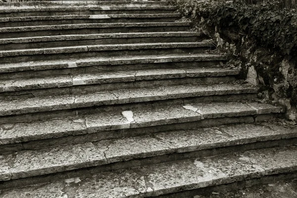Μια Παλιά Ανοιχτή Εξωτερική Πέτρινη Σκάλα Πέτρα Τσιμεντένια Σκαλοπάτια Της — Φωτογραφία Αρχείου