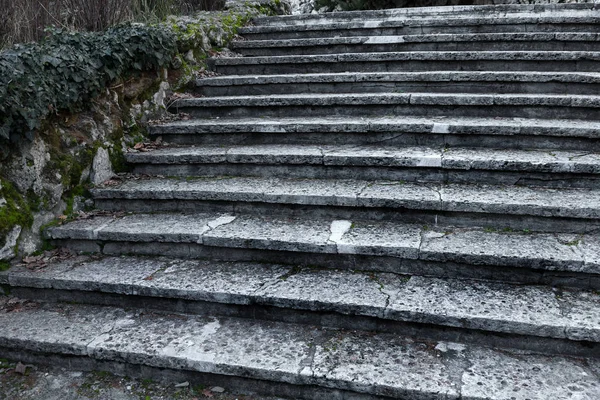 一个古老的开放的外石阶 水泥台阶的旧楼梯与风化和破坏的痕迹 一个古老的石阶 古老的破烂不堪的台阶 有选择的重点 — 图库照片