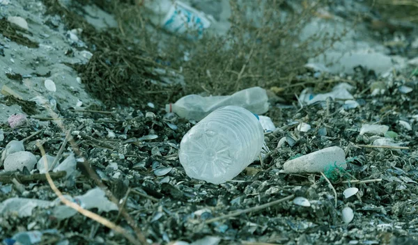 Spazzatura Rovesciata Sulla Spiaggia Una Grande Città Bottiglie Plastica Sporche — Foto Stock