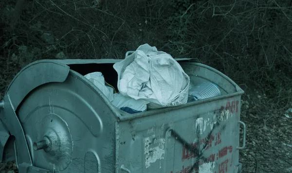Latas Lixo Cheias Com Lixo Sacos Lixo Branco Construção Encheram — Fotografia de Stock