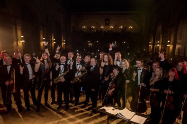 Odessa, Ukrayna - 24 Ocak 2019: Senfoni Orkestrası Konser tiyatro sahne alanı'nda. Müzisyenler, İzmir Devlet Senfoni Orkestrası Aletleri Senfoni Orkestrası sahne alanı'nda. Skor, levha müzik konser sırasında