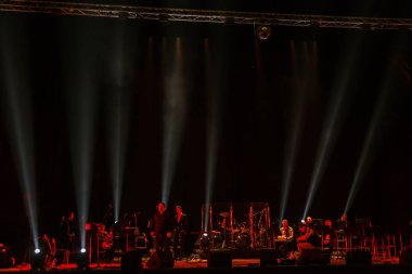Odessa, Ukrayna - 24 Ocak 2019: Senfoni Orkestrası Konser tiyatro sahne alanı'nda. Müzisyenler, İzmir Devlet Senfoni Orkestrası Aletleri Senfoni Orkestrası sahne alanı'nda. Skor, levha müzik konser sırasında