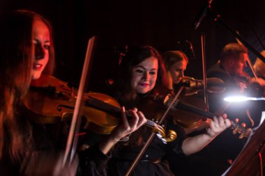 Odessa, Ukrayna - 24 Ocak 2019: Senfoni Orkestrası Konser tiyatro sahne alanı'nda. Müzisyenler, İzmir Devlet Senfoni Orkestrası Aletleri Senfoni Orkestrası sahne alanı'nda. Skor, levha müzik konser sırasında