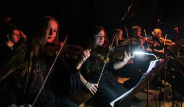 Odessa, Ukrayna - 24 Ocak 2019: Senfoni Orkestrası Konser tiyatro sahne alanı'nda. Müzisyenler, İzmir Devlet Senfoni Orkestrası Aletleri Senfoni Orkestrası sahne alanı'nda. Skor, levha müzik konser sırasında