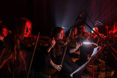 Odessa, Ukrayna - 24 Ocak 2019: Senfoni Orkestrası Konser tiyatro sahne alanı'nda. Müzisyenler, İzmir Devlet Senfoni Orkestrası Aletleri Senfoni Orkestrası sahne alanı'nda. Skor, levha müzik konser sırasında