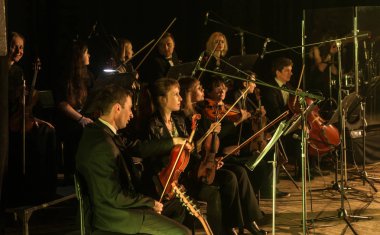 Odessa, Ukrayna - 24 Ocak 2019: Senfoni Orkestrası Konser tiyatro sahne alanı'nda. Müzisyenler, İzmir Devlet Senfoni Orkestrası Aletleri Senfoni Orkestrası sahne alanı'nda. Skor, levha müzik konser sırasında