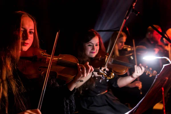 Odessa, Ukrayna - 24 Ocak 2019: Senfoni Orkestrası Konser tiyatro sahne alanı'nda. Müzisyenler, İzmir Devlet Senfoni Orkestrası Aletleri Senfoni Orkestrası sahne alanı'nda. Skor, levha müzik konser sırasında