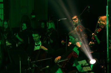 Odessa, Ukrayna - 24 Ocak 2019: Senfoni Orkestrası Konser tiyatro sahne alanı'nda. Müzisyenler, İzmir Devlet Senfoni Orkestrası Aletleri Senfoni Orkestrası sahne alanı'nda. Skor, levha müzik konser sırasında