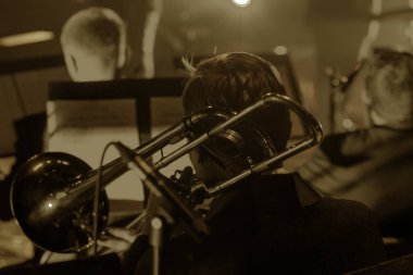 Odessa, Ukrayna - 24 Ocak 2019: Senfoni Orkestrası Konser tiyatro sahne alanı'nda. Müzisyenler, İzmir Devlet Senfoni Orkestrası Aletleri Senfoni Orkestrası sahne alanı'nda. Skor, levha müzik konser sırasında
