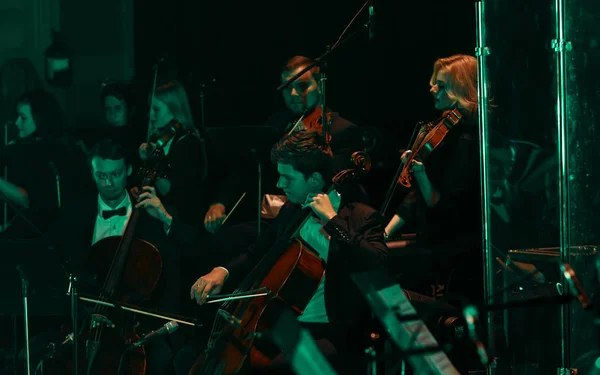 オデッサ ウクライナ 2019 交響楽団コンサート劇場の舞台 国立交響楽団の交響楽団ステージ上の楽器のミュージシャン スコア 楽譜のコンサート中に — ストック写真