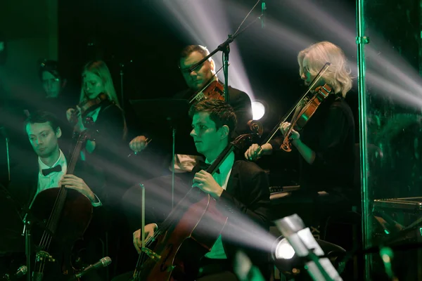 乌克兰奥德萨 2019年1月24日 交响乐团在舞台上的音乐会 国家交响乐团的音乐家 舞台上交响乐团的乐器 音乐会上的乐谱 — 图库照片