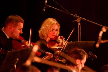 Odessa, Ukrayna - 24 Ocak 2019: Senfoni Orkestrası Konser tiyatro sahne alanı'nda. Müzisyenler, İzmir Devlet Senfoni Orkestrası Aletleri Senfoni Orkestrası sahne alanı'nda. Skor, levha müzik konser sırasında