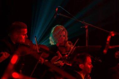 Odessa, Ukrayna - 24 Ocak 2019: Senfoni Orkestrası Konser tiyatro sahne alanı'nda. Müzisyenler, İzmir Devlet Senfoni Orkestrası Aletleri Senfoni Orkestrası sahne alanı'nda. Skor, levha müzik konser sırasında