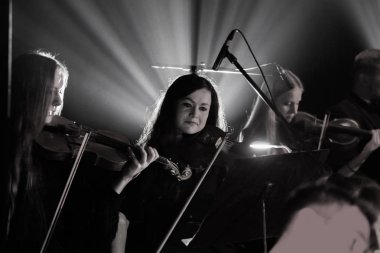 Odessa, Ukrayna - 24 Ocak 2019: Senfoni Orkestrası Konser tiyatro sahne alanı'nda. Müzisyenler, İzmir Devlet Senfoni Orkestrası Aletleri Senfoni Orkestrası sahne alanı'nda. Skor, levha müzik konser sırasında