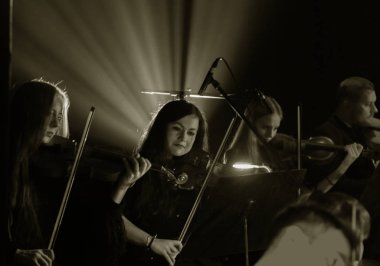 Odessa, Ukrayna - 24 Ocak 2019: Senfoni Orkestrası Konser tiyatro sahne alanı'nda. Müzisyenler, İzmir Devlet Senfoni Orkestrası Aletleri Senfoni Orkestrası sahne alanı'nda. Skor, levha müzik konser sırasında