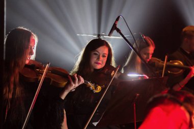 Odessa, Ukrayna - 24 Ocak 2019: Senfoni Orkestrası Konser tiyatro sahne alanı'nda. Müzisyenler, İzmir Devlet Senfoni Orkestrası Aletleri Senfoni Orkestrası sahne alanı'nda. Skor, levha müzik konser sırasında