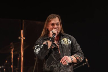 Odessa, Ukrayna - 24 Ocak 2019: sahne alanı'nda canlı müzik Rock grubu. Ivan Voron ve çirkin Hard Rock göstermek için davet ediyoruz. Zor bir müzikal olay Odessa canlı hard rock müzik festivalinde