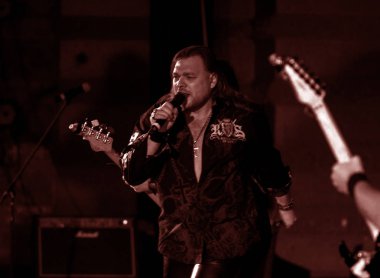 Odessa, Ukrayna - 24 Ocak 2019: sahne alanı'nda canlı müzik Rock grubu. Ivan Voron ve çirkin Hard Rock göstermek için davet ediyoruz. Zor bir müzikal olay Odessa canlı hard rock müzik festivalinde
