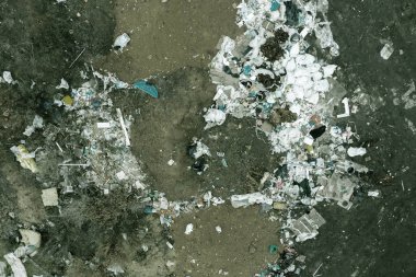 Büyük bir yığın çöp hava üstten görünüm. Yasadışı bir elemental çöplüğü veya düzenli depolama, evin önünde birçok ev atık plastik torba Çöp yığını. Düzenli depolama, çevresel atık