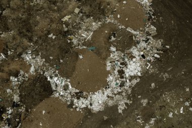 Büyük bir yığın çöp hava üstten görünüm. Yasadışı bir elemental çöplüğü veya düzenli depolama, evin önünde birçok ev atık plastik torba Çöp yığını. Düzenli depolama, çevresel atık