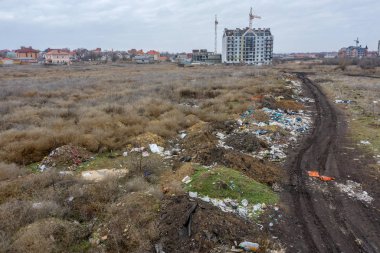 Büyük bir yığın çöp hava üstten görünüm. Yasadışı bir elemental çöplüğü veya düzenli depolama, evin önünde birçok ev atık plastik torba Çöp yığını. Düzenli depolama, çevresel atık