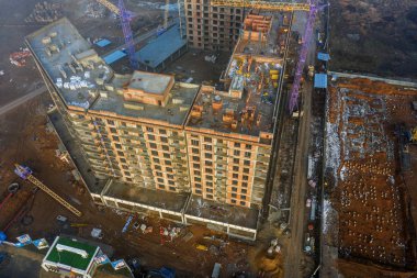 Odessa, Ukrayna - 9 Ocak 2019: uçak uçan hava üstten görünüm fotoğrafın. İnşaat alanında. Büyük endüstriyel kule vinç. İskele. Görünümü ile oluşturma yeni yüksek katlı modern inşaat mühendisliği