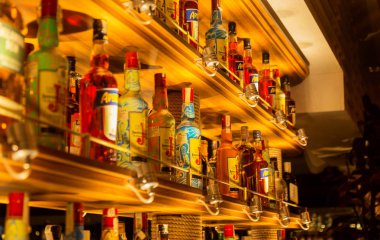 Varna, Bulgaristan - 15 Ocak 2019: Alkollü içki bir club bar veya çubuk raflara şişe. Parlak pahalı viski ve brendi seçici odak gece Restoran ile şişe yaktı