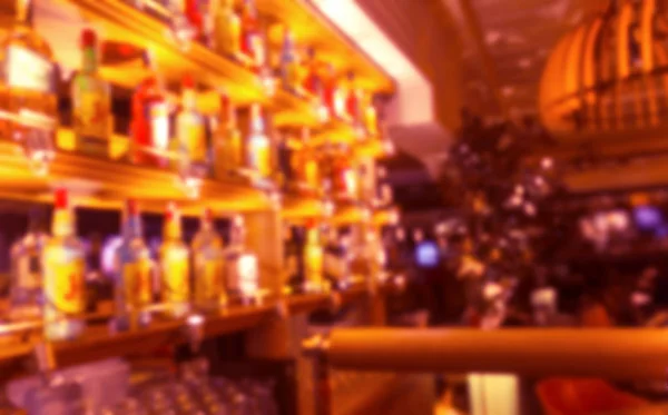 Sfoca Una Bottiglia Bevanda Alcolica Sugli Scaffali Del Pub Del — Foto Stock